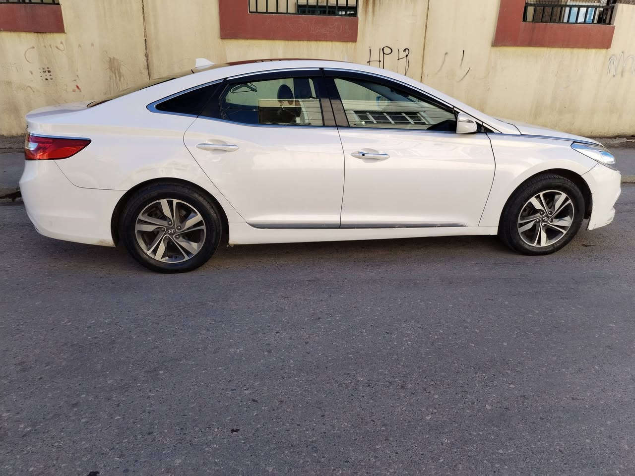 ازيرا 2012 بانوراما
محرك 3000 دوش وارد خليجي فول
رقم وهزة جديد تحويل مباشر. بانوراما  تشغيل والابواب بصمه  نظام ترحيب كراسي كهربائي بردات خلفي وجانبي كراسي تدفئة وخزن حساس امامي خلفي الايرباگات كلها سليمه صبغ باب ونص جاملغ ومكانات بارد
129$  ومجاااااال. *********** وتس آب وكورك
