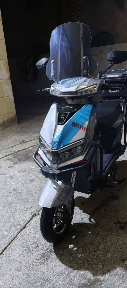 سلام عليكم ماطور شحن للبيع الماطور جديد شخط مابي شركة (( KING ارقة شركة موديل ((2025)) مستخدم (( 3اشهر  فقط)) بصمة وسويج مانع انزلاق جهاز إنذار قفل ستيرن الماطور نضيف بطاريات تجي دبل 6 بطاريات 32 امبير لايت زنون عالي ناصي الماطور مدرع بل كامل شاحنة أصلية شاشة دجيتل نضام البك R يعني يرجع ليورة الماطور زيرو بعدة كارتون البطاريات 
على الفحص السعر 650  قفل المكان الأنبار الرمادي الرقم ***********
