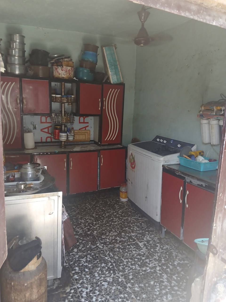 السلام عليكم بيت مساحتة ٩٦ مربع طابو زراعي  يحتوي على صاله وغرفتين نوم وحمام داخلي و خارجي ومطبخ وترك البيت يرادله ترميم وستارة ما بي بس بي شتايكر العنون حي طارق الوسط فرع حسينية الزهراء اول فرع غير متواجد فيس فقط وات ساب ***********
