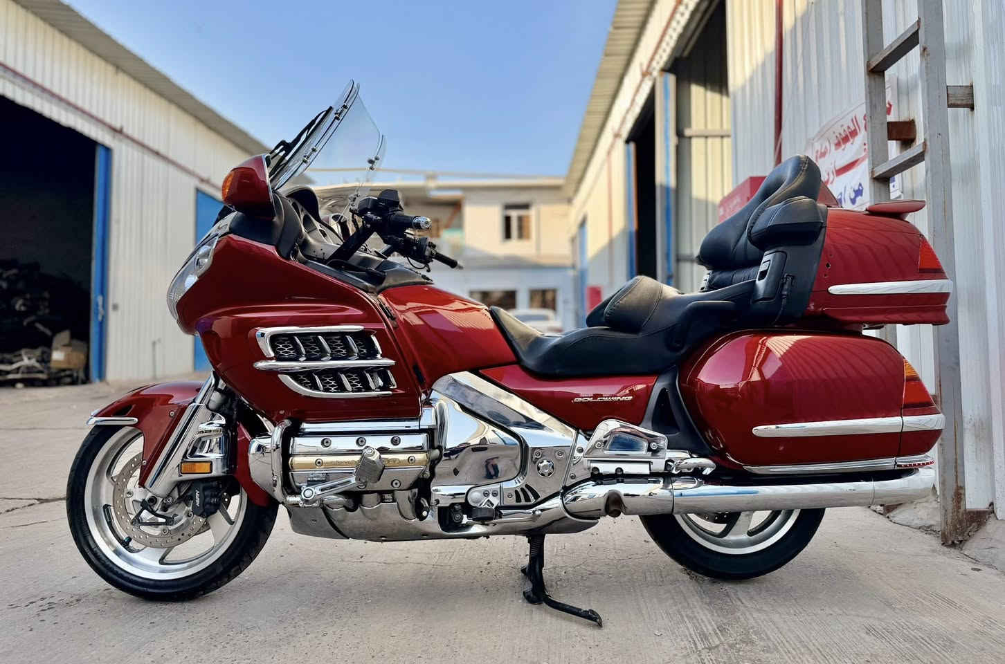 السلام عليكم
للبيع Goldwing كولدن 2001 لون متغير ماروني على مشمشي دخول جديد مال رمبه الدراجة مكفوله من الشخط جديده جداً 
محرك 1800 CC
المكان بغداد شارع الضلال 
اي استفسار الاتصال 
***********
