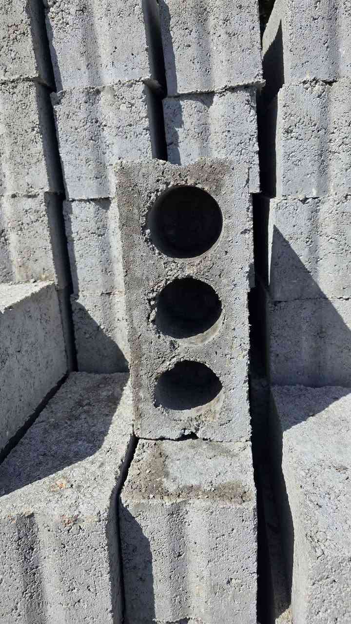 السلام عليكم يوجد لدينا بلوك ضغط درجة اولى شرط الكلاب بلوك بناء الطول 34 العرض 18وكذالك يوجد بلوك اسيجه الطول 35 العرض 15  للاستفسار الاتصال على الرقم***********
