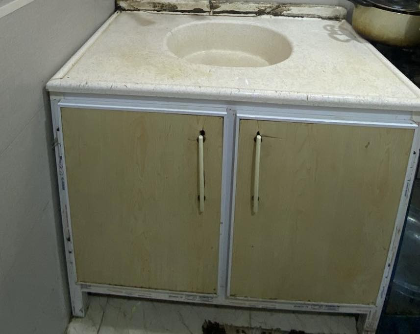 كاونتر وسنكي نضيف عوزة فقط  الرجلين الخلفيات سعرة 50 الف مكانه حي النداء***********
