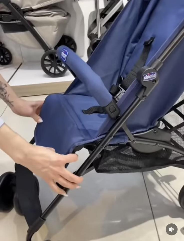 عربانة للبيع جديدة جدا استعمال شهرين ماركة chicco اصدار chicco london
ب ٨٠ و عندي توصيل 
***********
