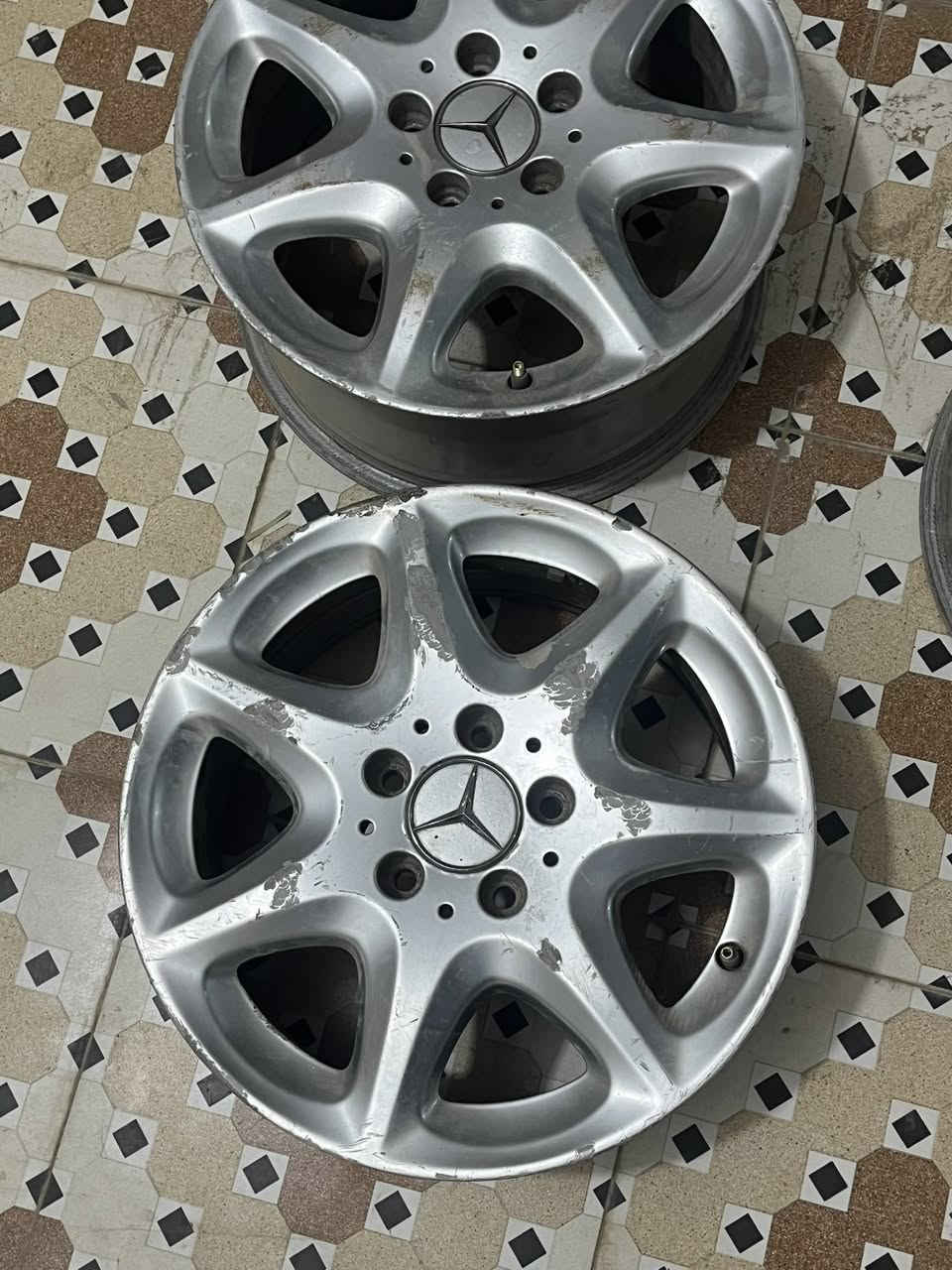 السلام عليكم وياله مرسدس للبيع العدد 3ب150الف ***********
