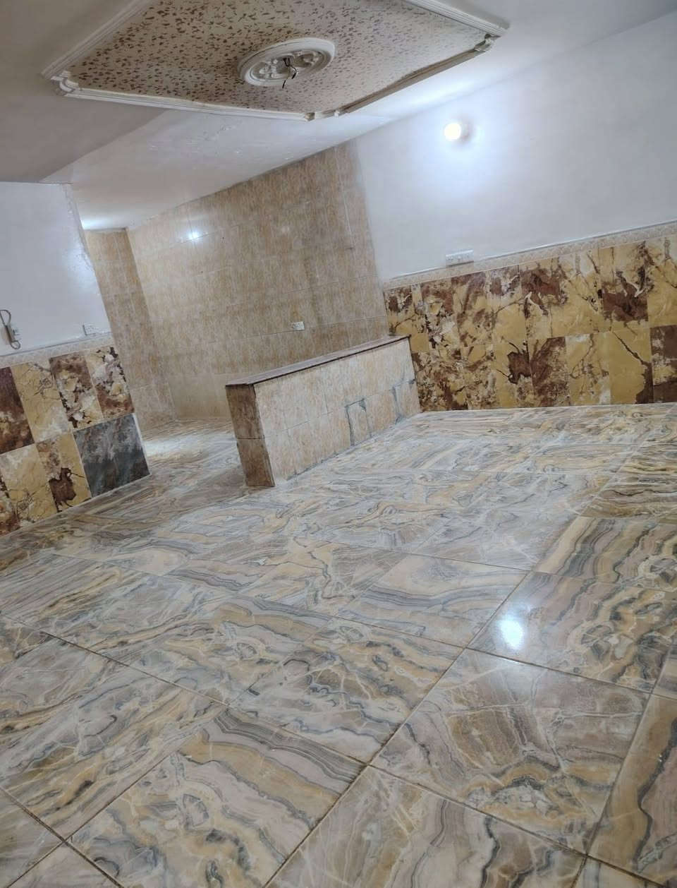 السلام عليكم
بيت للايجار بلديات ٩نيسان دور العمال ١٢٠م الطابق الأول استقبال وغرفة نوم وهول مفتوح عالمطبخ وخدمات ٢ داخليه وخارجية والفوك ٣غرف نوم وحمام الاتصال على الرقم ***********
