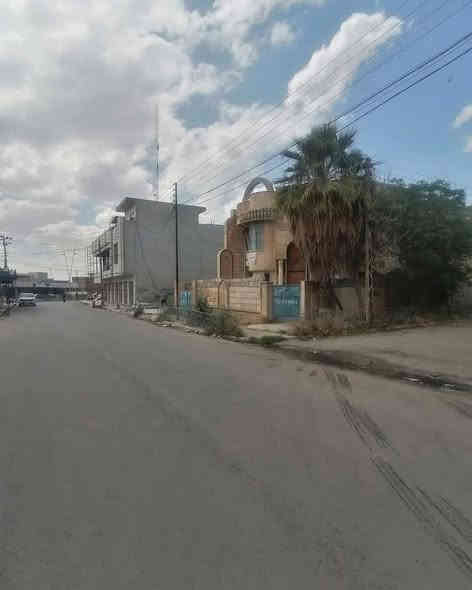 للبيع دار ركن مساحة٣٠٠ متر في حي الميثاق خلف فلافل بدر سعر المتر مليون و٨٠٠ الف للتواصل ***********
