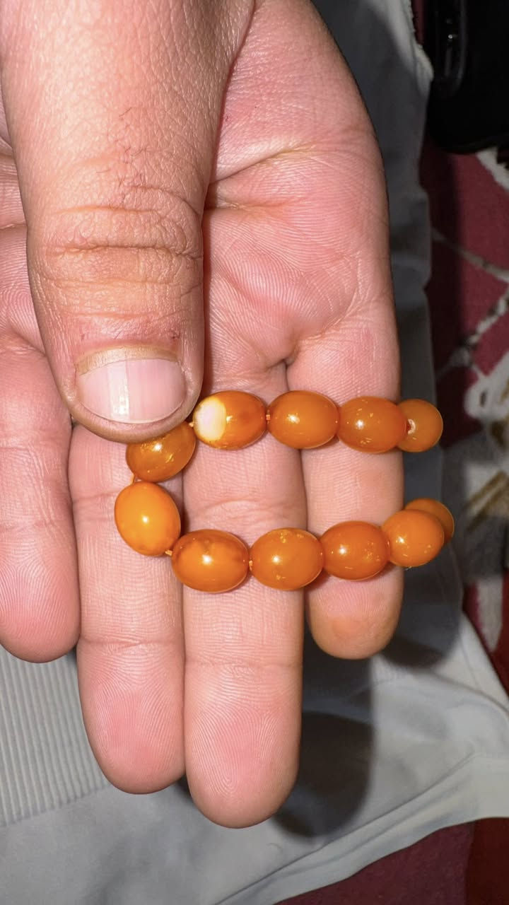 سلام عليكم سبحتين للبيع للتواصل واتساب *********** مكاني بغدادالاعظميهالاوله بولنديه مكفوله من الحراره والمعالجه وقديمه حيل الوزن 22 غرام السعر 225 الف جوه سعره بهوايه ومعروفه اسعار البولندي بالسوك اغراماته 
الثانيه كبسوليه جنيه بيظه بدايه تغليف قديمه عدي شاهده يموت الوزن27 غرام السعر 160 الف قع كلش حلوه بس الكامره ظالمته شراي راسلني واتساب او اتصل مموجود علا الفيس بوك
