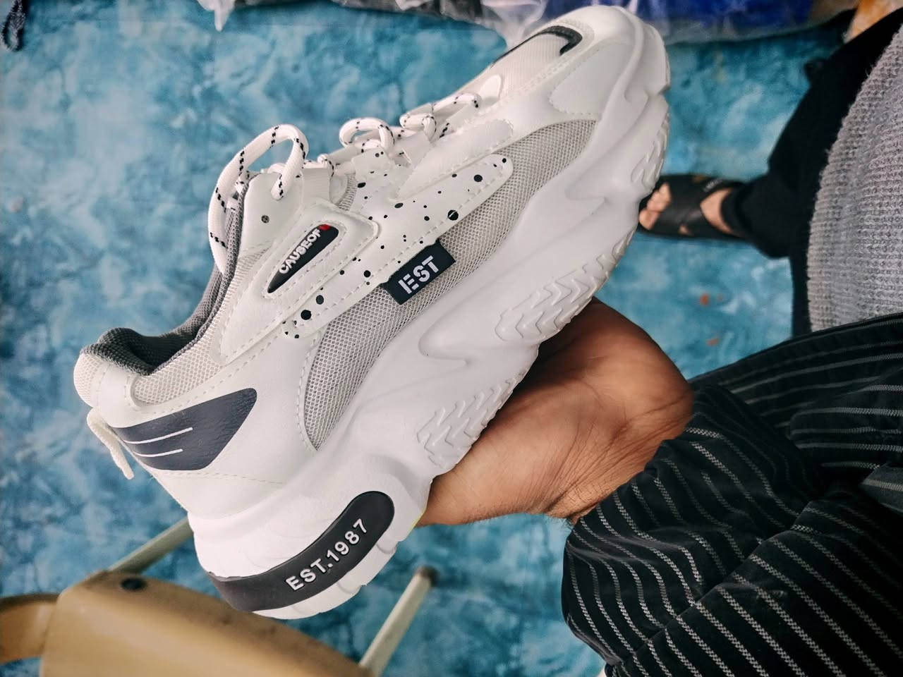 سلام عليكم عدي حذيه شلعه تقريب 33 زوج حذيه كله نضيفه ومابيه مضروب هاي كم قطعه منهن. و بسعر مناسب. ***********
