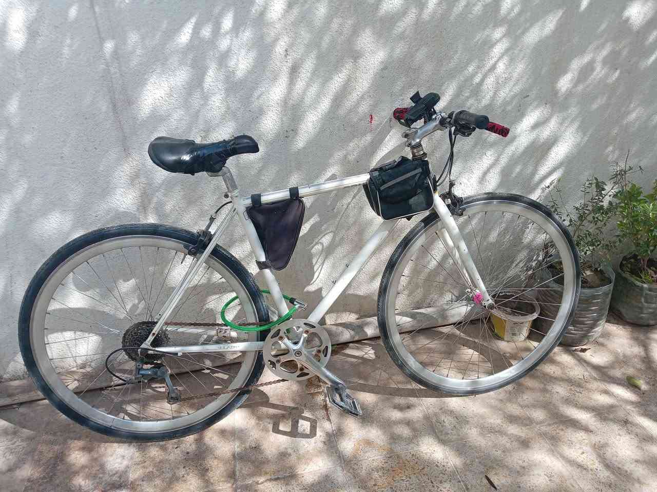 بايسكل رياضي مقفول من كل شيء *********** اريد راسلني على الواتساب سعر 100 وبمجال
