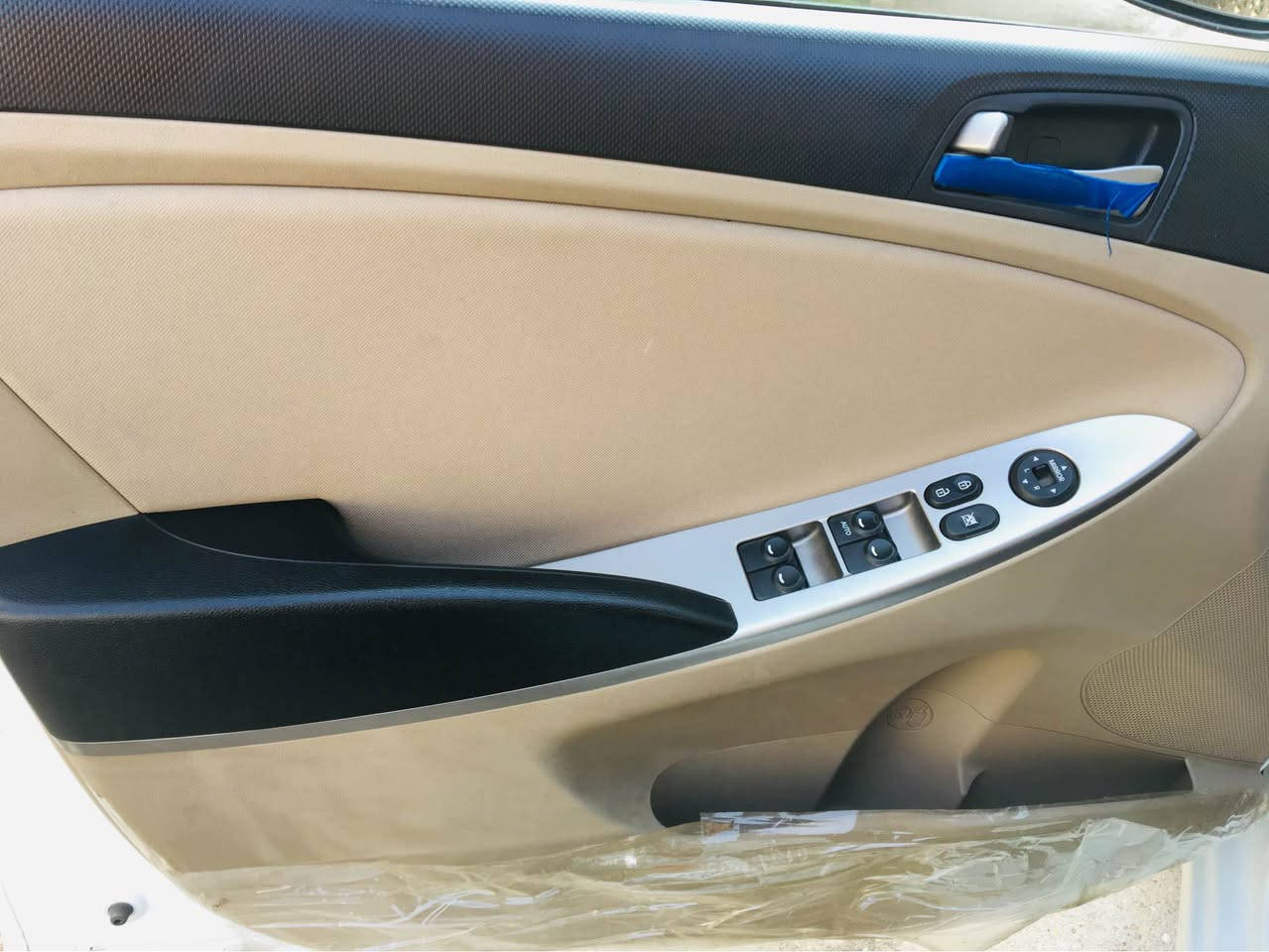 اكسنت 2016 ماشية 45 الف سيارة جديدة 
مواصفات : شاشة -كامره
سلايد روف طكتين
ويل 16 كروم
ليد امامي - زنون
تحكم ستيرن جهتين
السعر 118 وبيها مجال بسيط 
للاتصال *********** بغداد, العراق
