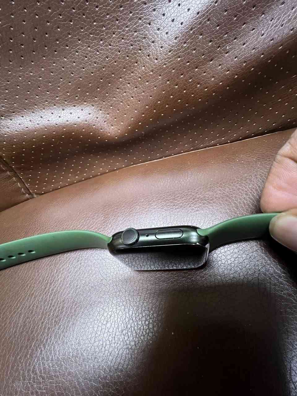 السلام عليكم 
 
للبيع    ساعة ابل وچ 

الجيل    السابع  

حجم     45 ملم 

لون   زيتون  

بطارية  🔋           100 

مبيها اي مشكلة شغالة    بيها سكراش بالشاشة بسيط  

والشاصي  مثل مموضح بالصور     بدون ملحقات   

السعر 175  

العنوان بغداد  حي الجامعة  

رقم   ***********
