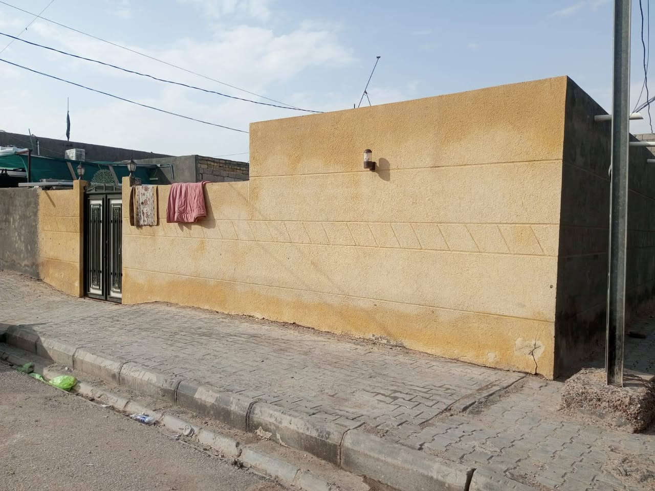 اللهم صل على محمد وال محمد 
بيت للبيع مساحة ١٥٠ م ركن  قرب الحسينيه 
الي بقريه سيد جبار واجها  ١٠ نزال  ١٥
طابو معاملته. قيد التسجيل 
في بلديه السماوة  على مادة ٤٠ 
غرفتين ٥ ×٤ صاله ٦ ونص× ٤ حمامات ٢ ×٢ داخليه وخارجيه مطبخ ٣ ونص× ٣ 
طارمه ٨ × ٨ براني ٥ ×٤
سعر ٣٧ وبي مجال
 للأستفسار اكثر 
  مكتب ارض الذهب للعقارات 
📍 العنوان: الجربوعية الأولى مقابل
 جامع الإمام الحسن/ او الأتصال 👇

 واتساب 📞 *********** — كرار 
📞 *********** — محمد

على قدر ثقتكم يكون التزامنا
