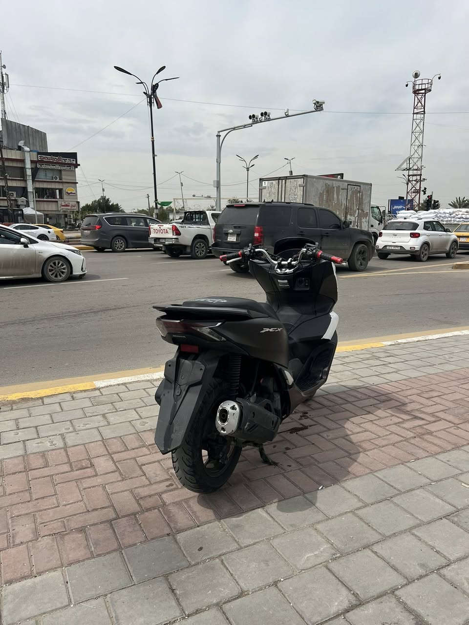 السلام عليكم
للبيع‼️ 
Pcx
((بي سي اكس))جيل رابع وارد كوري‼️
دراجه كفاله صار شهرين من نازله من لمعرض كهربائيات كلها شغاله مكينه مكفوله دراجه جديد معنه لكلمه جيب فيتر وتعال افحص اوراق كامله دراجه مال جناي
مواصفات.؟؟
مانع تزحلق‼️
حساس ازدحام‼️
تدفئه بل يدات‼️
بريك ABS‼️
$:سعر 16ونص وبيها مجال حك جيه 
عنوان: بغداد حي اور 📍
📞رقم لهاتف: ***********
