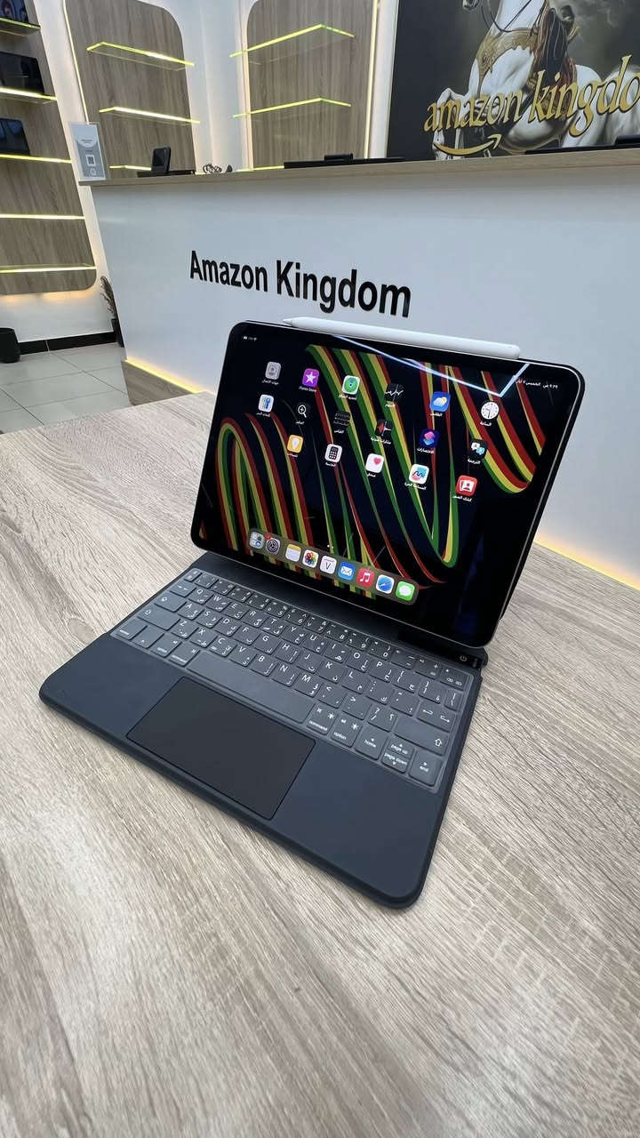Ipad 11pro ذاكرة m2256
نسبه البطارية 95‎%‎
حجم شاشة 12.9 
محتويات 
Magic keyboard و قلم وباكيت وشاحن 
بسعر 1,500,000
***********
