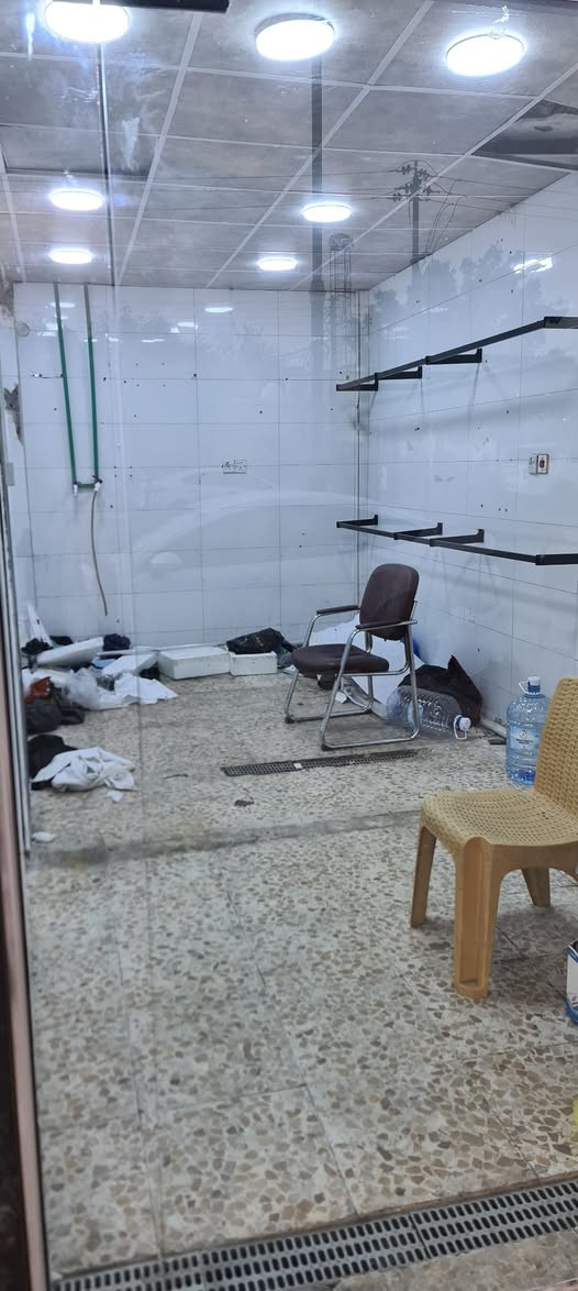محلان تجاريان للإيجار – جاهزان للعمل
📍 الموقع: البصرة – الطويسة – شارع مركز الرباط
🔹 عدد المحلات: 2
🔹 المساحة: 5.5 × 5.5 متر لكلاهما 
🔹 الحالة: جاهز بالكامل
✔️ كهرباء
✔️ ماء
✔️ مجاري
✔️ تشطيب داخلي كامل مع جدران سيراميك
✔️ واجهة مناسبة للأعمال التجارية
🔸 المحلان كانا مفتوحين سابقاً، وحالياً مقطوعان بقاطع جبسن بورد يمكن ازالته بسهوله 
📌 مناسبة لمختلف الأنشطة التجارية
📞 للاستفسار والتواصل: ***********
