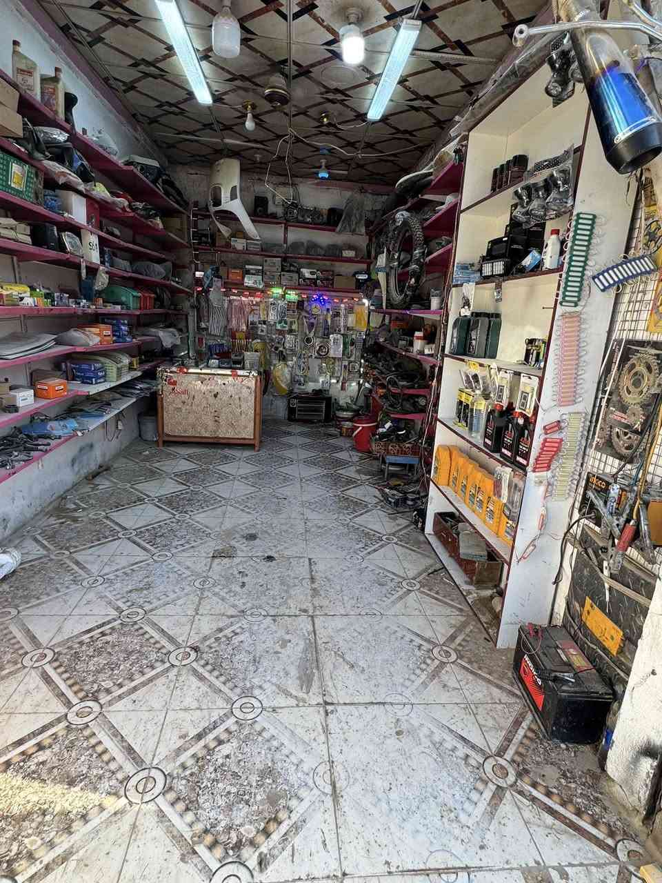 سلام عليكم للبيع محل ادوات حتياطيه وتصليح دراجات بس جيب العده مالتك وتجي تشتغل محل كامل مثل ماموضح بصور مكان المحل المفرك شارع الحسينيه مقابيل الصميدعي للكبنكات رقم***********
