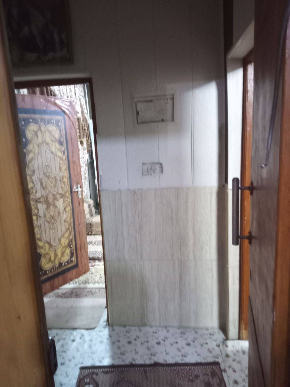 بيت في ميسان حي الحسن العسكري قرب صيدليه الشاكرين. المساحه 240م البيت متكون من ثلاث غرف ومطبخ وصاله ودوانيه وحديقه. الاستفسار الاتصال على الرقم *********** تصال اوتساب فقط👌
