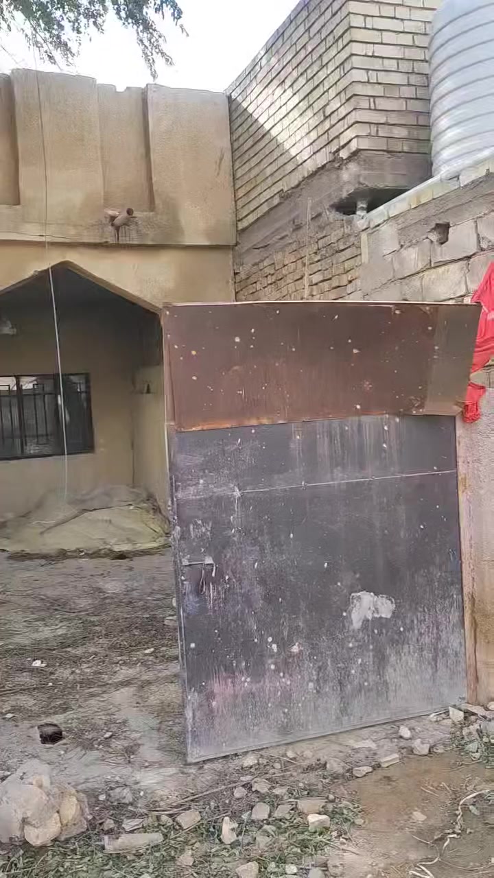 دار 200متر ركن  للبيع واقع حال المكان حي بدر خلف جامع قمر بني هاشم ***********
