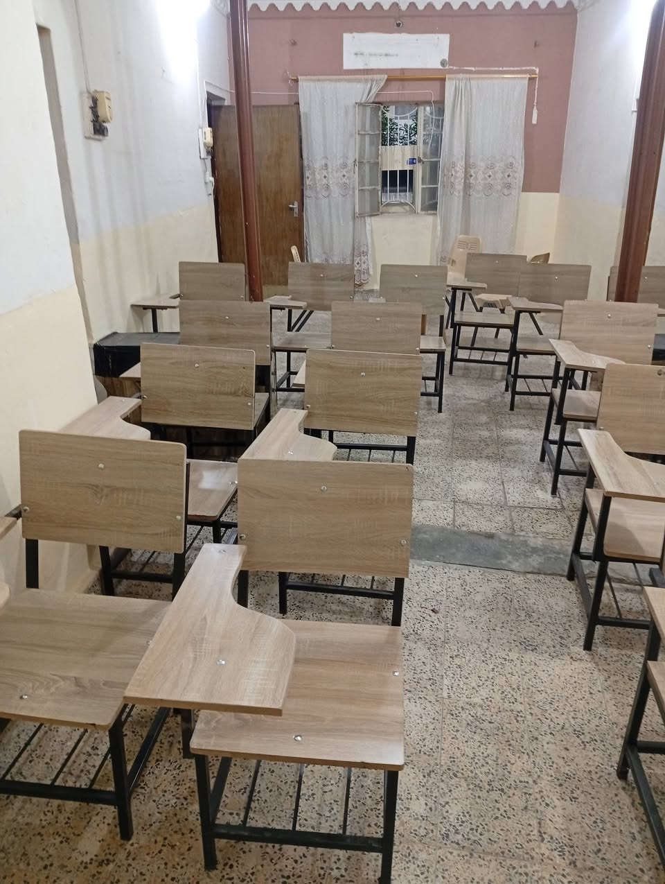 السلام عليكم يوجد ستولات عدد 30 وسبورات مدرسيه عدد 2 وميز مكتبي وكرسي غير مستعمل بسعر مناسب المكان ديالى بعقوبة اتصل وتدلل***********
