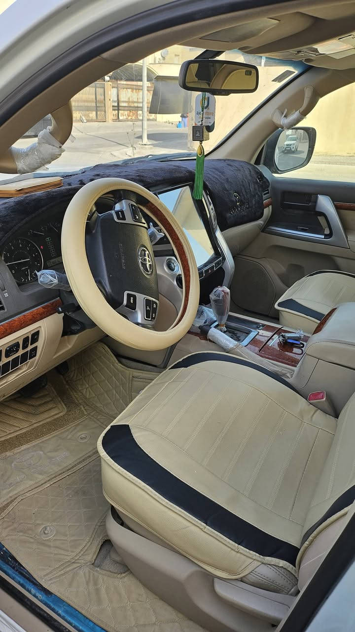 السلام عليكم
لاندكروز موديل 2014 محرك ٦ سلند ماشية 177 ألف 
السيارة مكفولة من الصبغ والتبديل ما عدا تعديل بارد بالجاملغ الامامي الأيسر فقط والباقي كفالة 
السعر 380 وبيها مجال حك الجية ***********
