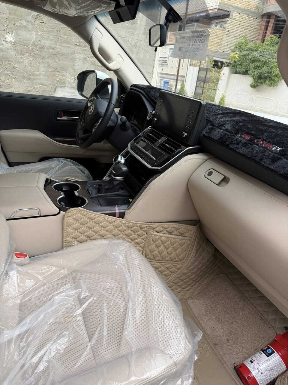 للبيع لاندكروز GXR لمتدد موديل 2024 بريم اصلي ماشيه 2000كم زيرو بعدها 
مغلفه ppf مع درع جامه امامي 
تحويل مباشر بأسم المشتري 
***********
