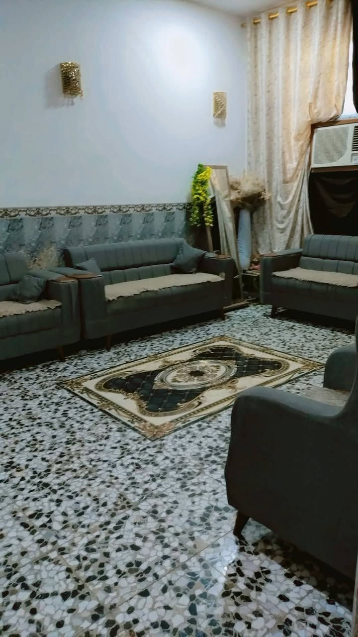 دار للبيع مساحه 125متر مربع سند 25واجهيه 13نزال 10يحتوي على غرفه نوم وصاله وهول ومطبخ ومجمع صحيات داخليه وخارجيه شارع 80حي الصدرين قرب الساده ابو خطه سعره 68بي مجال استفسار مراسله ***********
