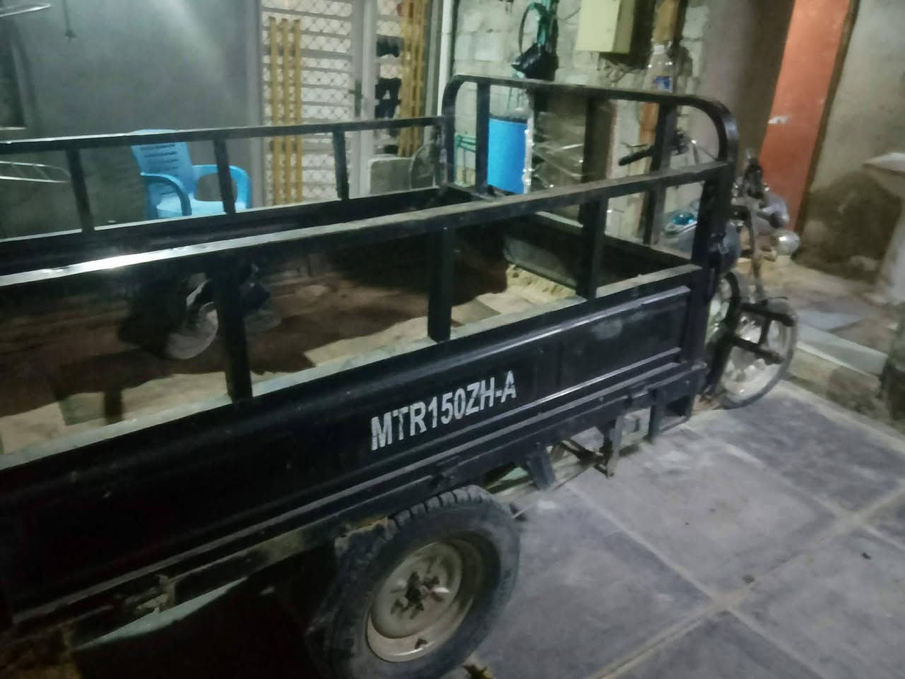 السلام عليكم عندي ستوته ام تيار موديل 2013اصوليه رقم ابيض وسنويه عظم مكينه 24الحيم قليل بلركبه السعر 800وبيهه مجال ***********
