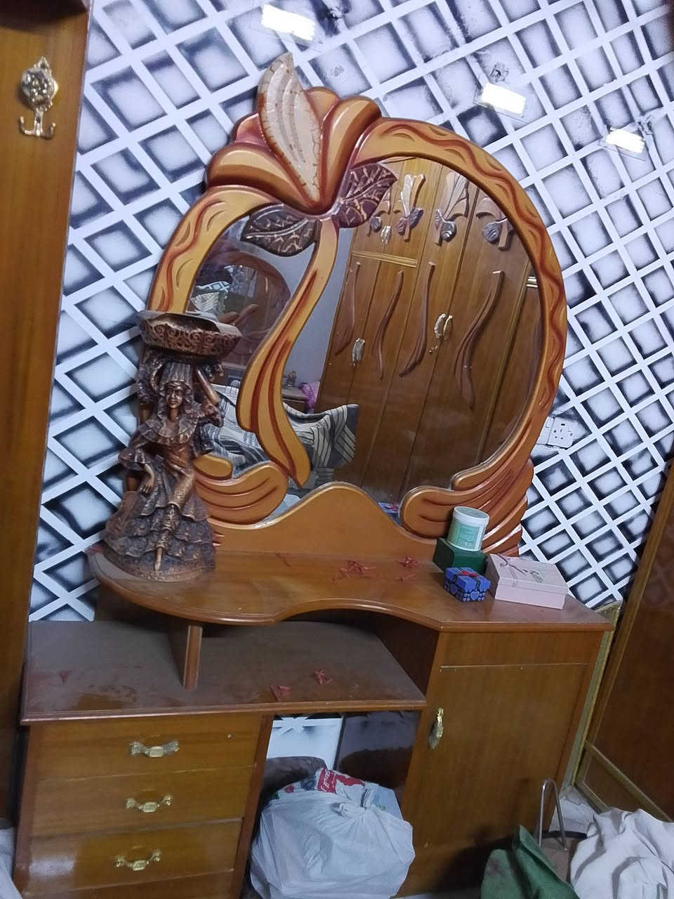 غرفه نضيف +متروكه يعني يرادلهه تنضيف وتلميع قيم وأخذ بل يرضي الله 
رقمي *********** وتساب فقط
