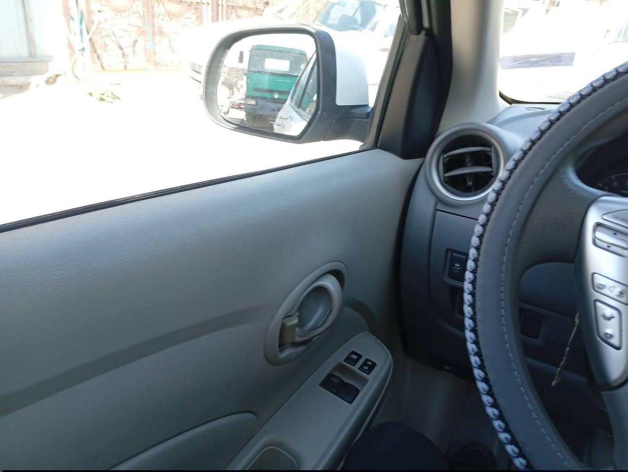 نيسان صني هندي موديل 23 ماشيه 30 هزه جديده سنويه ل28 بغداد تحويل ثاني يوم  بيها شبر بارد بالصندوق وشبر  بارد بالجاملغ الامامي وبيها شخوط باب خلفي فقط تايرات جدد السعر120 بيها مجال بسيط للاتصال ***********
