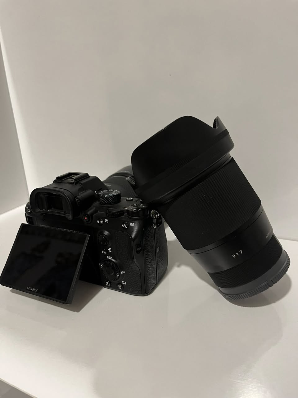 سوني a7iii
عدسه 50mm f1.8 

عدسه 16mm 1.4 

غراض نضيفه كلش شتر كدامكم 

السعر خاص  ***********
