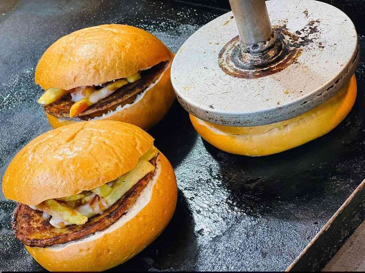 🏥🍕 بكل فخر...  ❤️

نشكر ثقتكم الغالية بمأكولات Mr.Burger  ، ونتمنى لكم ألف عافية 🌷

بيتزا طازجة 🧀🍕
مكونات مختارة بعناية 🫑🫒
وطعم يليق بضيوفنا في كل مكان 😋✨
بركر بأنواعها المختلفة 
صاج بأنواعها المختلفة 
مقبلات 10 انواع 
مشروبات غازية باردة 
شاورما اللحم والدجاج 
لغم بأنواعها 
ايطالي 
تركي 
من مستر بركر... نحرص أن تصل طلباتكم بأفضل جودة وأشهى نكهة 🍽️❤️

📞 للطلبات والتواصل:
***********
اتصال • واتساب

📍 العنوان:
شارع مستشفى - الهاشمية مقابل متنزه الهاشمية
