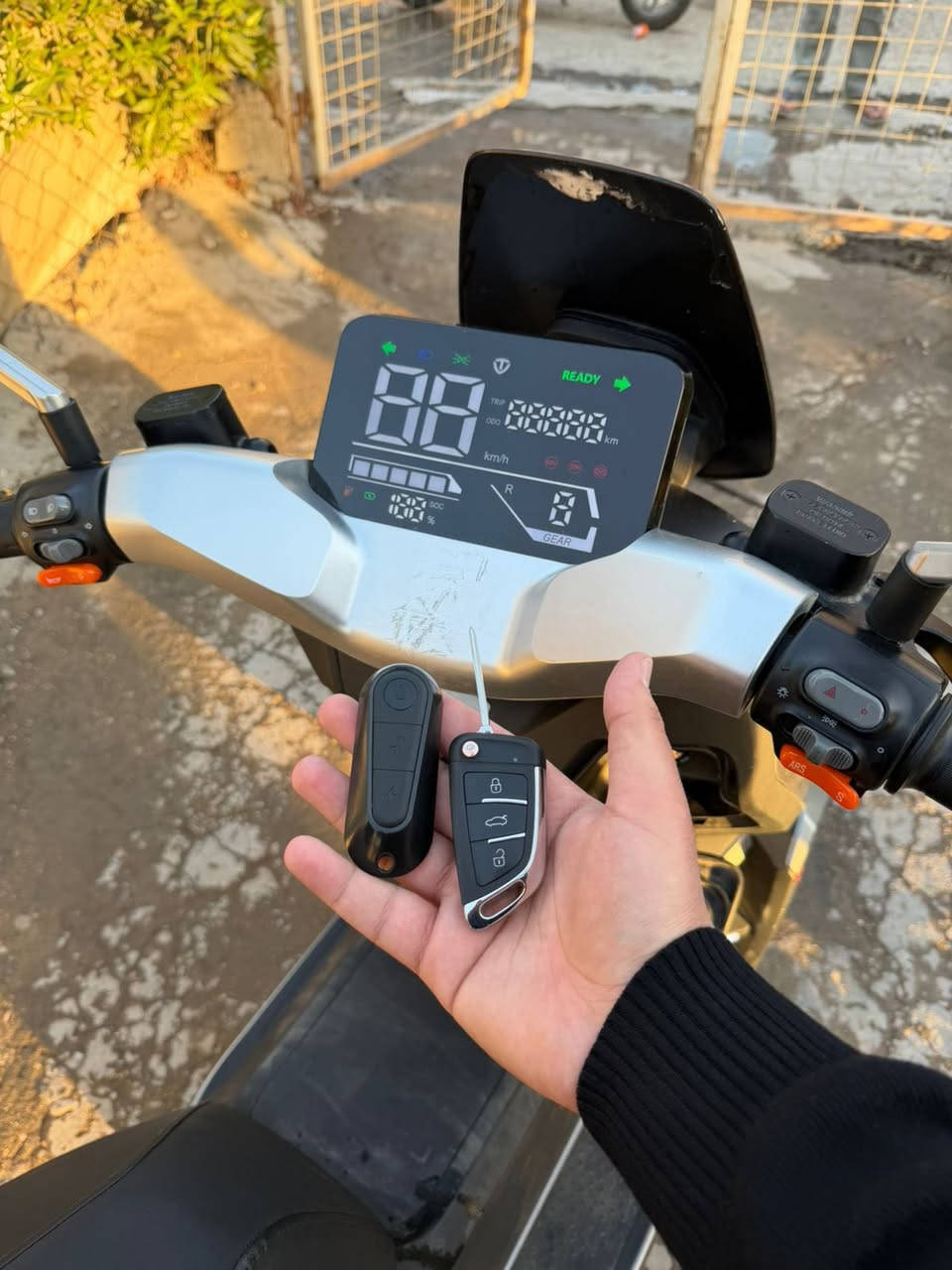 دراجه شحن ملكيه سته باتري كبير سرعه ٨٠ حقيقي دراجه مستعمله صار الها ٣اشهر بصمه صندوك على بصمه الدراجه نضيفه ملف 2500واط السعر مليون ونص  قفل بيها مجال قليل للاستفسار على رقم(***********)
