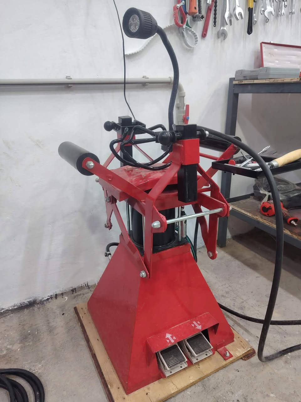 �🔧 افتتاح جديد في القائم 🔧🚗
تم بعون الله افتتاح مركز وخدمات يوسف بإدارة ثامر عواد عبيد لخدمة أصحاب السيارات وتقديم أفضل الخدمات وبأسعار مناسبة.

✅ تبديل دهن بجميع الأنواع الأصلية

✅ بنچر

✅ بلنص إلكتروني دقيق

✅ زيوت سيارات بمختلف الأنواع

✅ بطاريات

✅ إطارات

💬 الشغل مضمون والنصيحة قبل الشغل، ثامر معروف بأخلاقه وتعاملِه الطيب ويحرص على الشغل الزين لزباينه.

📍 العنوان: الشارع الحولي الغربي – تقريباً مقابل دائرة الكهرباء.

حياكم الله ونورتونا، ونسعد بخدمتكم في أي وقت.

الرزق على الله والبركة بوجودكم


**إذا كنت صاحب هذا الإعلان وتريد حذفه لأي سبب، رجاءا أرسل رسالة إلى الدعم الفني**