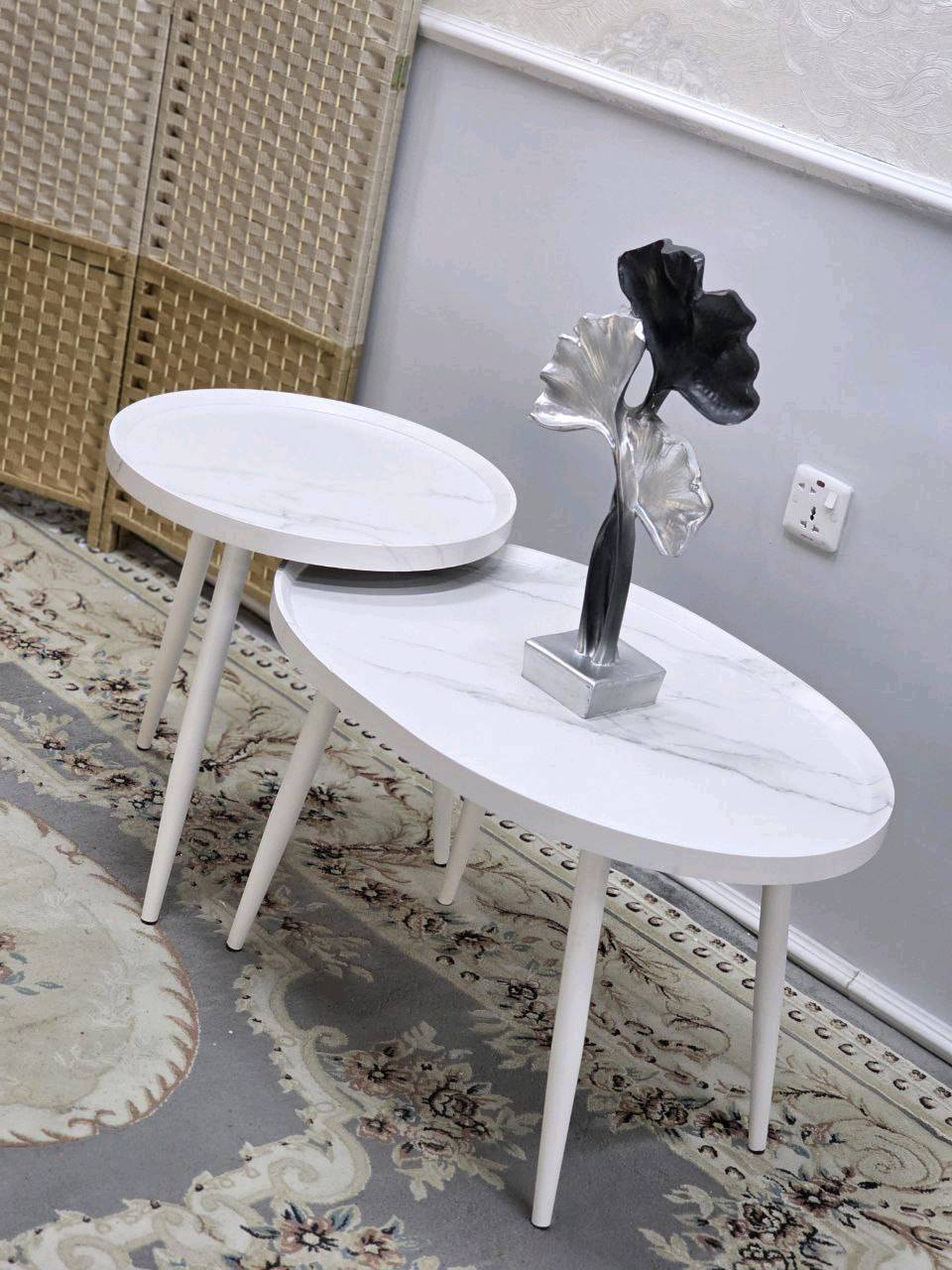 طقم طاولات جانبية مودرن وعصرية، بتصميم أنيق يجمع بين الخشب والمعدن، مما يضفي لمسة جمالية على أي مكان توضع فيه. تتوفر بألوان متعددة لتتناسب مع جميع الديكورات الداخلية. الطاولات متينة وسهلة التركيب، مثالية للاستخدام في غرف المعيشة أو كطاولات قهوة. يضاف للأسطوانة قطعة ديكور معدنية مميزة لتكتمل روعة التصميم.