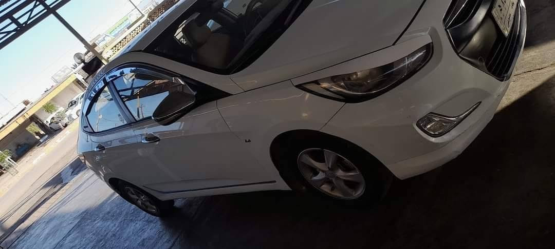 📌 للبيع
هوندا أكسنت 2013
المحرك : 4 سلندر ( 1.6L )
كير : أوتوماتيك
اقتصادية جداً باستهلاك البنزين
التجهيزات والمواصفات الداخلية والخارجية :
تحكم طارة (دكسون) / أزرار تحكم بالمقود
نوافذ كهربائية (أمامية وخلفية)
مرايا جانبية كهربائية (مع إشارات منعطفات)
قفل مركزي (سنترلوك) مع ريموت كنترول
كشافات ضباب أمامية
وسائد هوائية (أيرباج) لنظام الأمان
المكينة وكير بشرط الفحص / بحالة ممتازة
مكفولة من الحوادث / يوجد صبغ في أماكن معينة
السيارة ماشيه 14 الف
السعر على الخاص
مكان السيارة هيت
رقم تواصل / ***********
