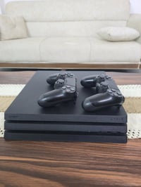 متوفر ps4 pro سعته 1 تيرا بايت نظيف جدًا من جويستكين اصليات بلادي  للا...