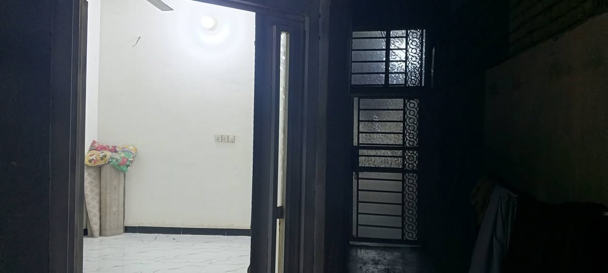 يوجد بيت للاجار بحي الزهراء مساحه 100متر يحتوي على استقبال وصاله وغرفه واحده ومطبخ وصحيات 
السعر 300 وبي مجال
الرقم للاستفسار ***********

