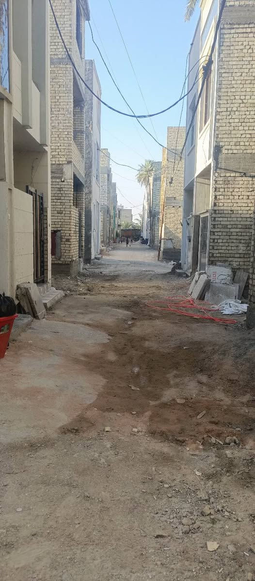 سلام عليكم قطعه ارض مساحه 79 ونص سند 25 زراعي واجهه 5 ونص نزال 14 وربع عرض الشارع 6 متر شارع معارض الكريعات فرع بدي چيك اول فرع ع اليمنه اخر قطعه صايره للاستفسار *********** ومفتوح بيها البناء
