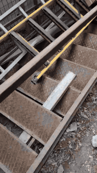 شباب درج حديد هوا والقاعدا مالته طول مالته 6مترات والعرض متره السعره50...