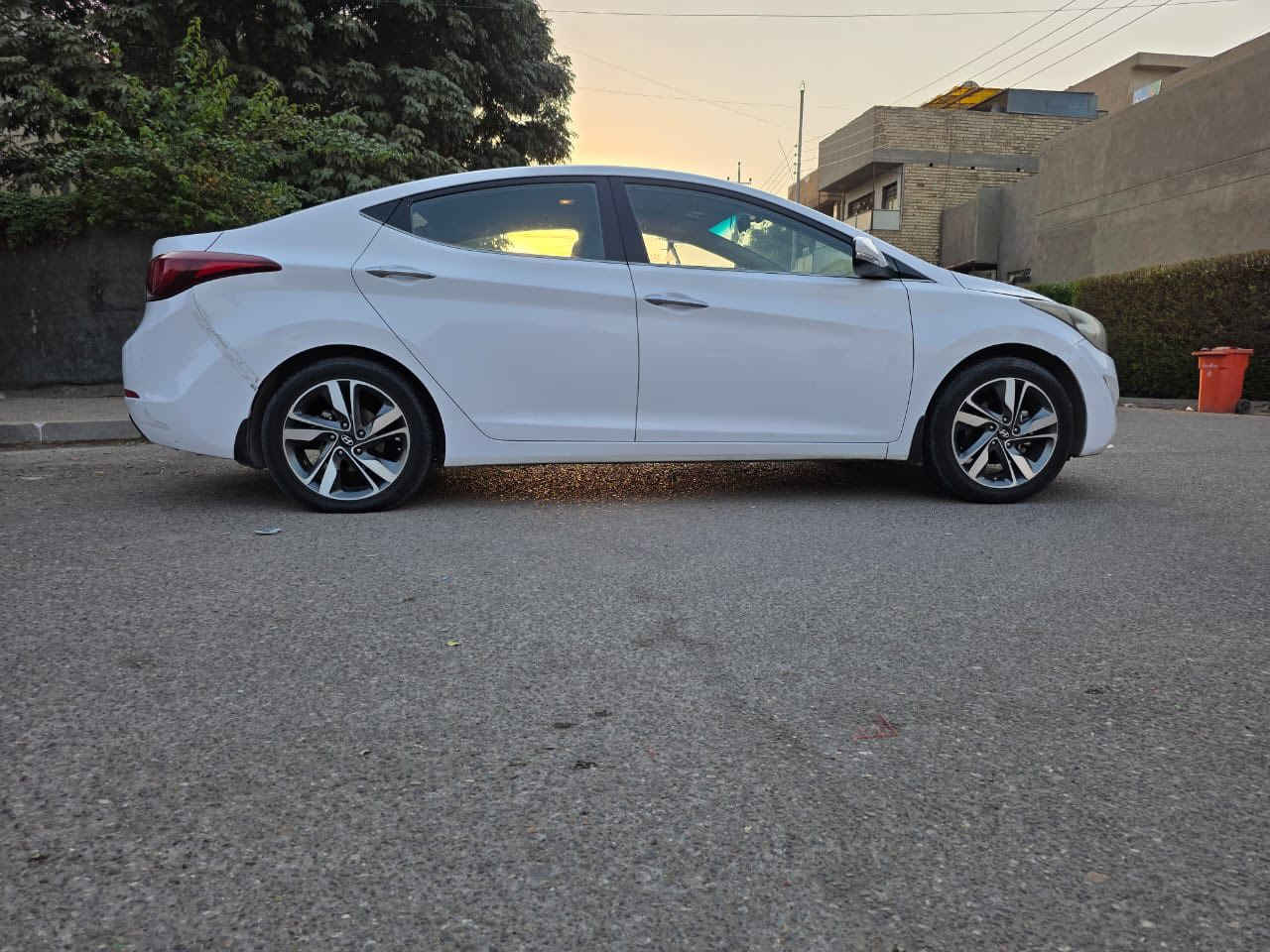 السلام عليكم
النترا موديل 15 خليجي 
مواصفات لد امامي خلفي 
تبريد قطعتين 
اشاير مري
فتحه 
مري شفط 
5 ويل كب 
سيارة مكفوله من الصبغ والضربه فقط بارد بل باب طخه خفيف موضح بالصورة 
مكينه مفتوحه رواجز 
مكان بغداد البياع ***********
