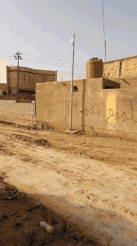 السلام عليكم بيت مساحه375  للبيع في حي الحكيم بالقرب من سيد جاسم  شارع الطابو يبعد عن الشارع تبليط 100 متر البيت يتكون من استقبال13×4 مع صحيات ستقبال +مطبخ5×3ونص +غرفتين6×3ونص +صاله8×4    +كراج10×7  + مخزن5×7 يصلح الى مشتمل كامل   + صحيات. + مطبخ حار+كراج يسع الى سيارتين للاستفسار  الاتصال ع***********
