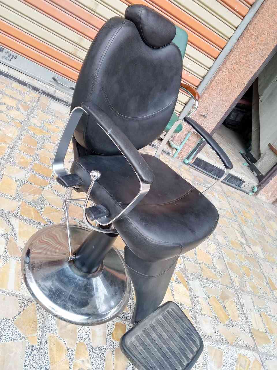 كرسي حلاقة استعمال قليل جدآ نضافه 90 عنوان بغداد مدينه الصدر قطاع 24 مامتواجد ع فيس واتساب ***********
