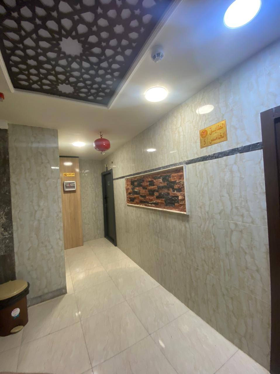 فندق للبيع
كربلاء المركز باب الخان يتكون من 11 طابق الوارد السنوي 20 شده المساحه 150 السعر 5 مليار بيه مجال فندق 
المساحه ١٥٠ م واقع الحال ٢٠٠ لوجود فضله بالقطعه
١١طابق عشر طوابق غرف يحتوي على ٥٠ غرفه طابق ١١مطعم ومطبخ
يحتوي٣مولدات من ٧٠ كيفي ١٢٠ كيفي والثالثه على اظن ٥٠٠ كيفي
مقابل حديقه عامه 
 عند حضور المشتري والجلوس مع صاحب الفندق الان بيه نزلاء مؤجر لغاية الشهر الثاني
قابل للتفاوض الاستفسار كثر واتساب رجان المو شراي لا يراسل وتصال ما ارد ‏‪0775 740 5698‬‏
