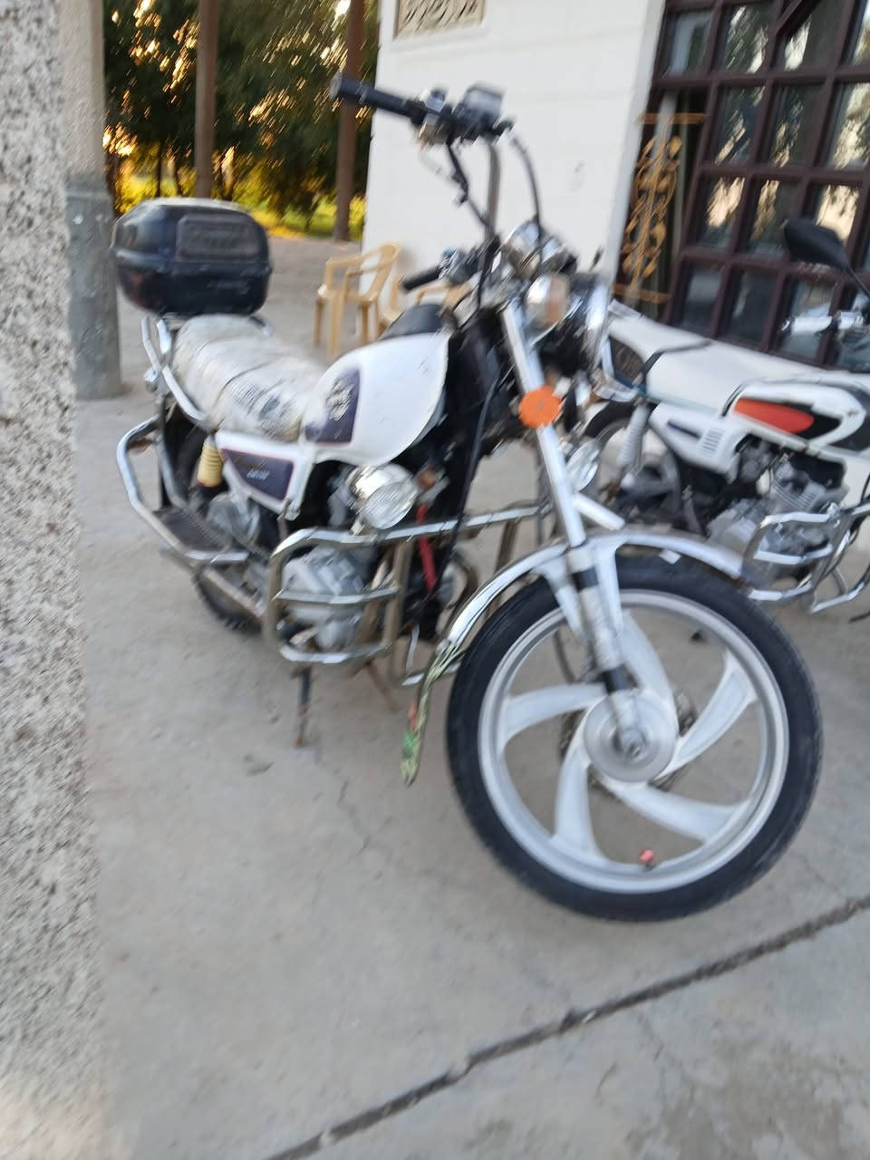 سلام عليكم للبيع دراجه جوندة الدراجه مكفوله من كلشي اوراقهه موجودة كهربائيات كلهه شغاله نقصهه فقط كتف مال سلف السعر ٤٠٠ او بيهه مجال المكان بغداد/***********
