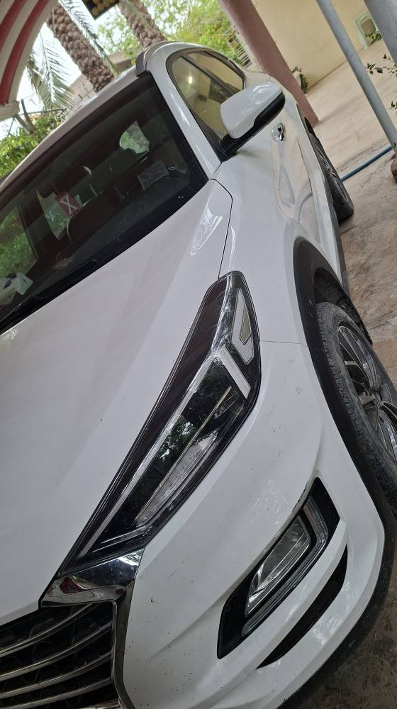 السلام عليكم
 للبيع
 هيونداي توسان
 2020 خليجي رقم بغداد 
  محرك 2000 دوش ماشية ٤٥ الف السيارة فوول مواصفات عدا البانوراما
مواصفاتها 
بصمة تشغيل + أبواب
كشنات أمامية كهرباء
شاشة كبيرة
كاميرا خلفية
شاحن موبايل وايرليس
مري شفط
اشاير بالمري
تحكمات ستيرن
انظمة قيادة
وباقي موصفات التوسان معروفة
مكان السيارة / ديالى بعقوبة 
للاستفسار / *********** بعقوبة, ديالى
