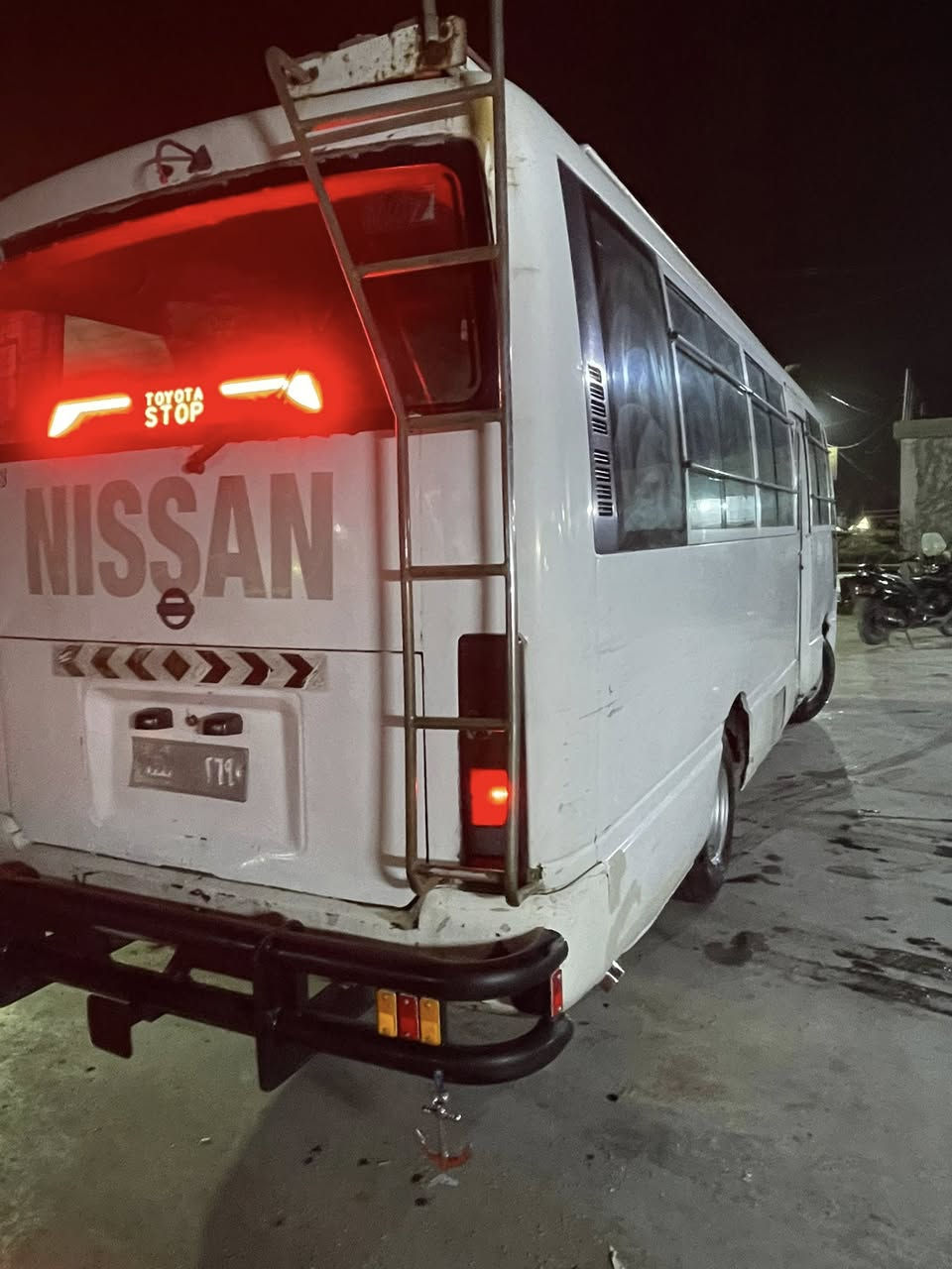 السلام عليكم كوستر نيسان الطويلة كوستر موديل ٢٠٠٣ كاملة مكملة مكينتها بلادية كاز ٦ سلندر درع خلفي سباية درج صطاب خلفي تخم تاير  حديد سيارة بسمي تحويل ثاني يوم كاملة السيارة كل نقص مابيها معروضة ١٦٠ بيها مجال رقمي ***********
