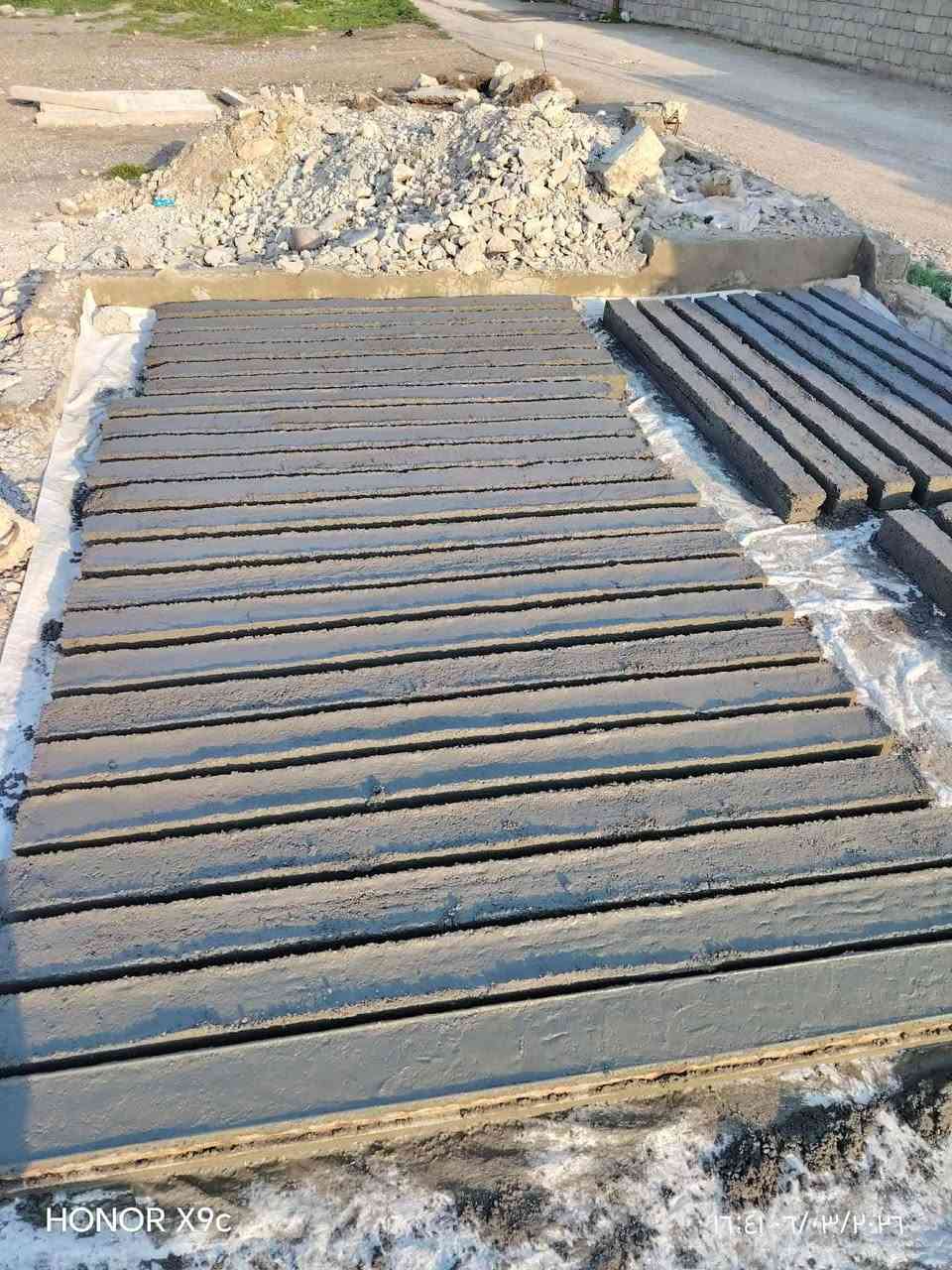 السلام عليكم يوجد لدينا دنگ سياج للبيع الكمية مفتوحة الطول 2متر المكان جنوب الموصل ناحية الشورة قرب خزان الماء الاستفسار على الرقم ***********
