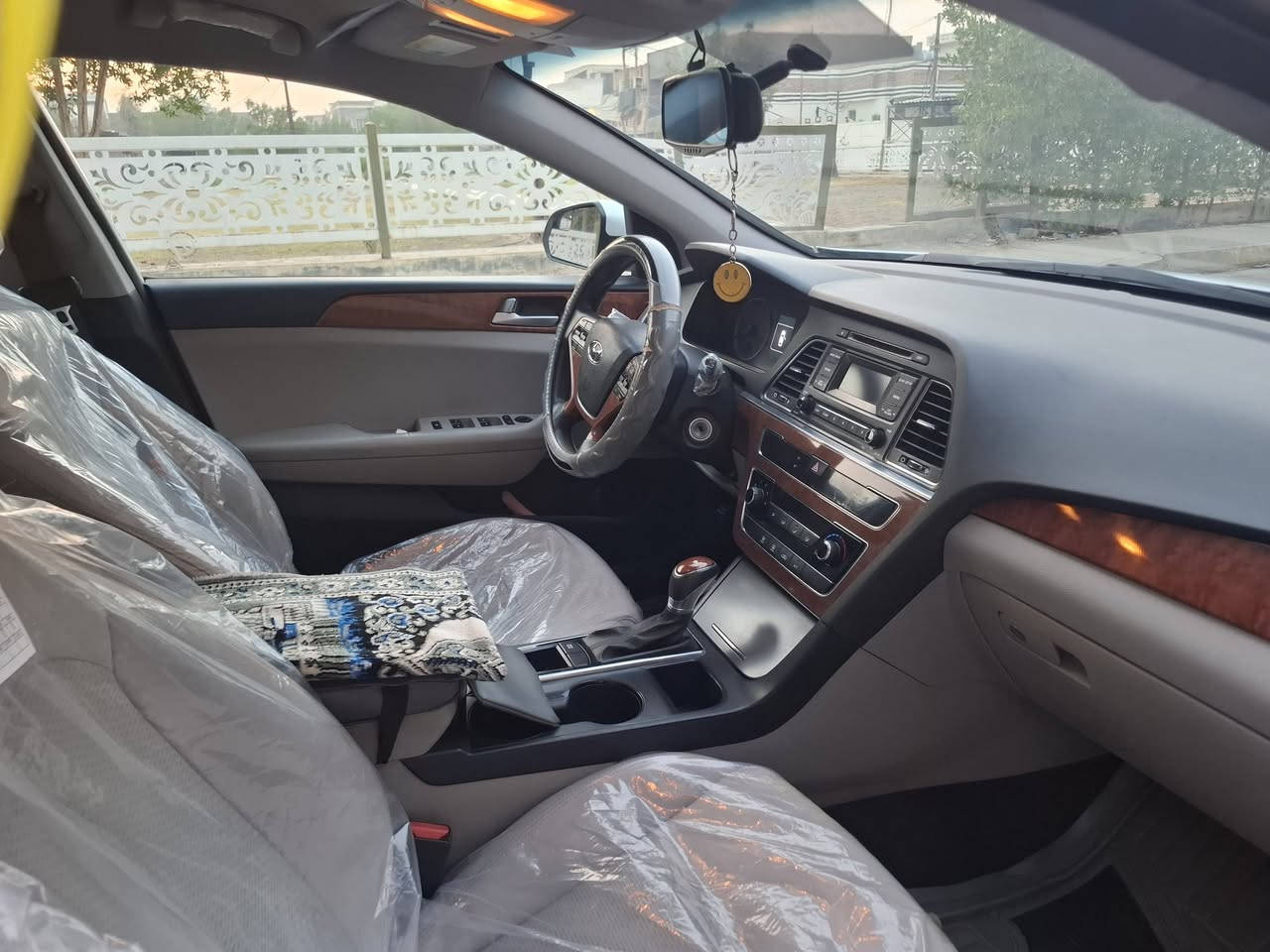 سوناتا وارد ٢٠١٧كلين ولاقطعه  ولاصبغ الضرر دعاميه امامي فقط السيارة بأسمي القماره بيه تكشير بسيط والباقي مكفول السعر ١٣٠ بيه مجال المكان فلوجه 
الاتصال على الرقم ***********
