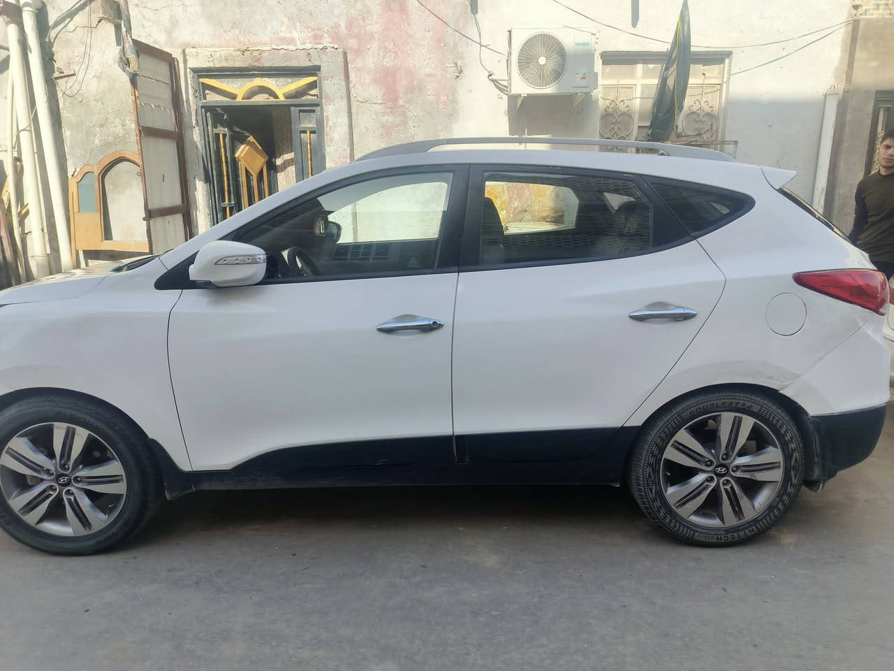 السلام عليكم اللهم صلي على محمد وآل محمد
توكسان 15 خليجي 
رقم مميز نجف A 1064 انكليزي
سنوية جديدة 2031 هزة جديدة مداور مباشر بأسمي 
كير كفالة مبدل بس دهن وفلتر
مكينة مفتوحة 
منضومة تبريد جديدة شرط ثلج ❄
حدادية جديدة ادامة عامة 
السيارة حلوة ومتعوب عليها مال جناي سستم صوت حديث 
كهربائيات كلها شغالة لايت منظومة زنون 
شاشة اندرويد سلاسة بالاستخدام
السيارة بيها ضربة بالجنطة واصلة للشاصي 
يعني الشاصي بي تعديل بسيط بالسونار ما مبين بس اني اكلك بيها 
وبيها طخة طرف البنيد المكان الوحيد بي معجون طرف البنيد السونار مرفق مع الصور
الموقع النجف الأشرف
للاستفسار خاص متواجد والرقم *********** بي وتساب السعر مال بيع 123 سعرها مناسب ماكو هيج سعر
