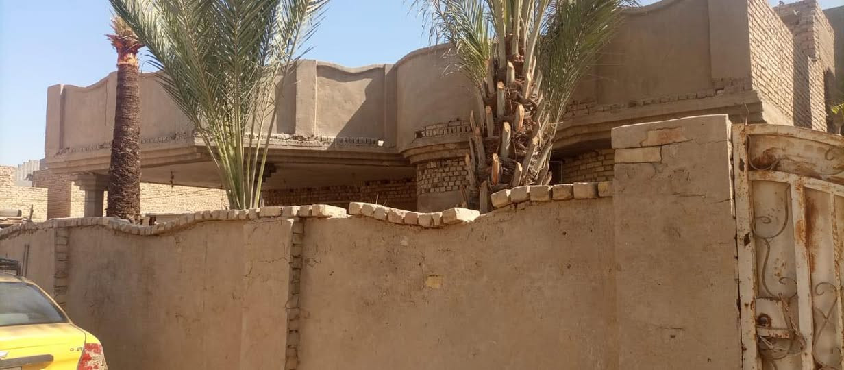 السلام عليكم  بيت مساحة 320 متر للبيع في الحلة حي العسكري الظُباط يحتوي على غرفتين نوم و صالة و مطبخ و استقبال وبيتونه وصحيات موقع تجاري ممتاز و قريب على المدارس و الجامعات و هنالك مجاري قيد الإنشاء في المنطقة للعلم سعر المتر في المنطقة من مليون و نص الى مليون و لكن اني ابيع اقل من ذلك لأن مستعجل للإستفسار مُراسلة الصفحة او الإتصال على الرقم ‭٠٧٨٠ ١٢٦ ٦٨٤٦
